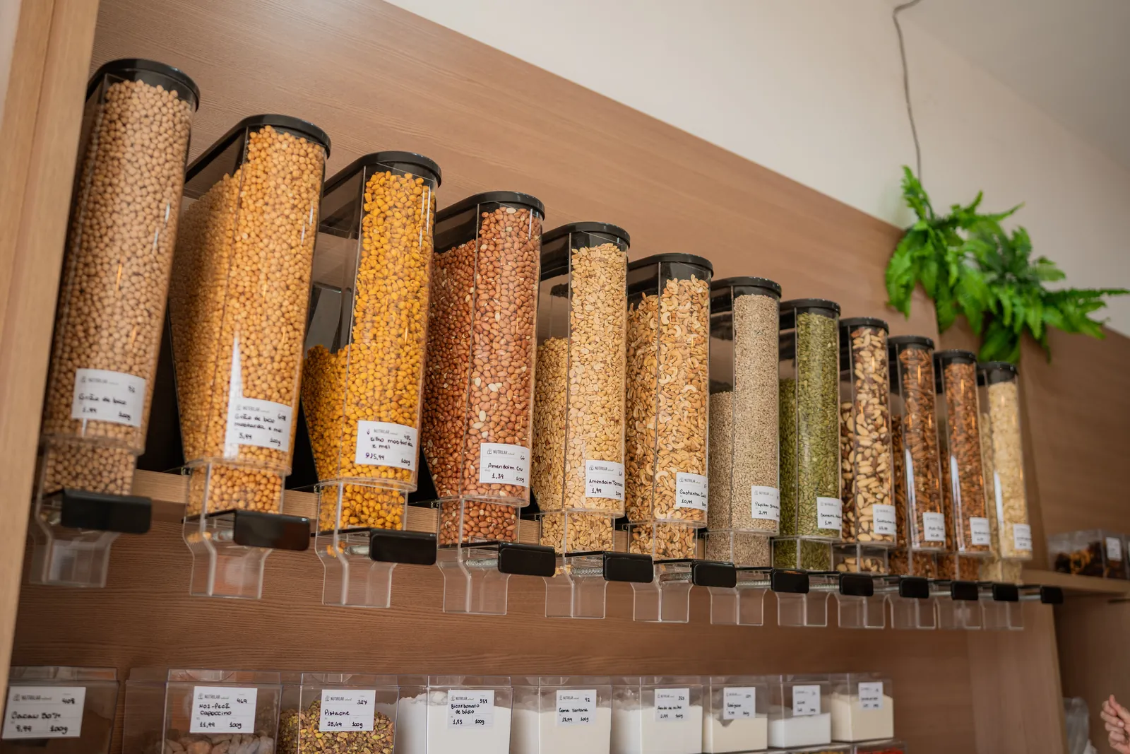 Dispensers de granel na loja da Nutrilar